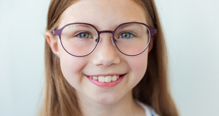 Tūkstančiai vaikų kasmet nosis pabalnoja akiniais. Ar galime tai pakeisti?