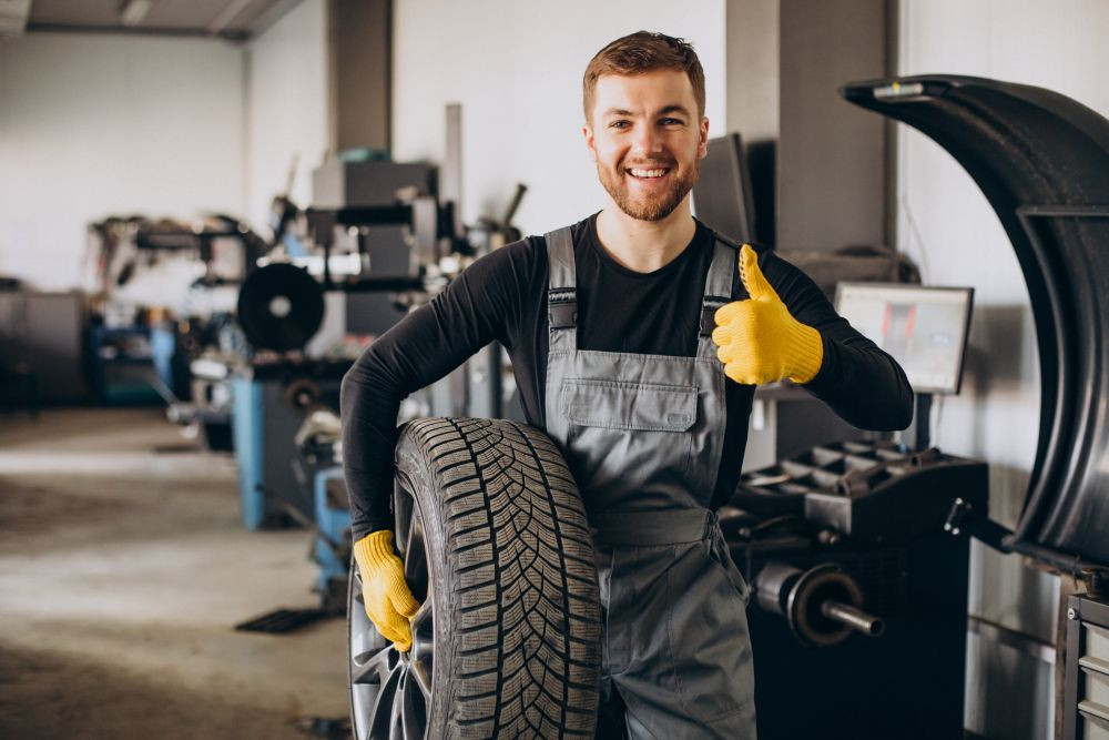 Kokia darbo apranga reikalinga automobilių serviso mechanikui?