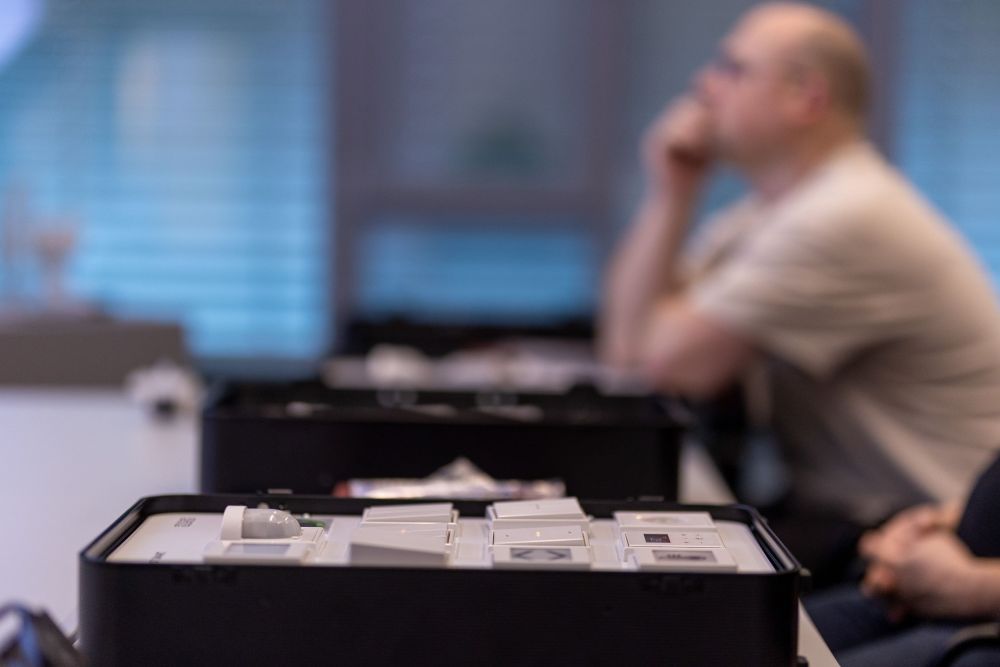 Nemokami elektros instaliacijos sistemos mokymai: galimybė praktikoje išbandyti funkcionalumus bei susirasti naujų klientų