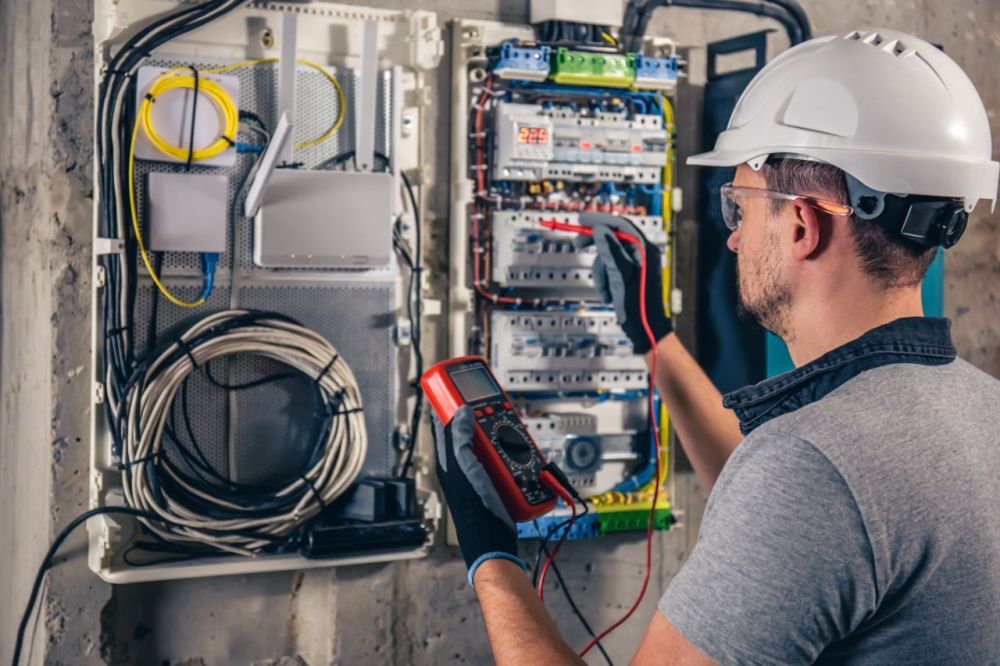 Ką verta žinoti prieš samdant elektrikus?