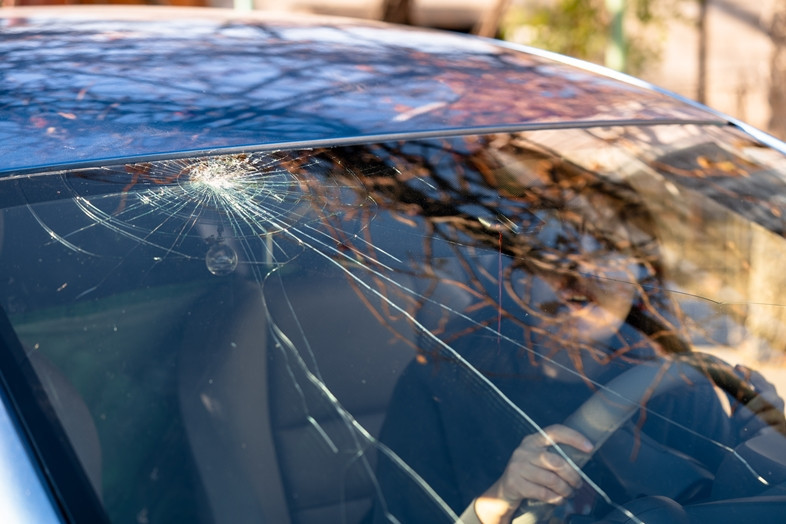 Pagrindinės grėsmės įskilus ar įdužus automobilio stiklui