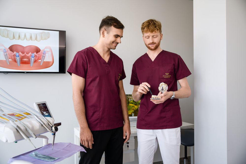 Dantų implantacija „Šypsenos akademijoje“: žemos kainos, ilgalaikis rezultatas