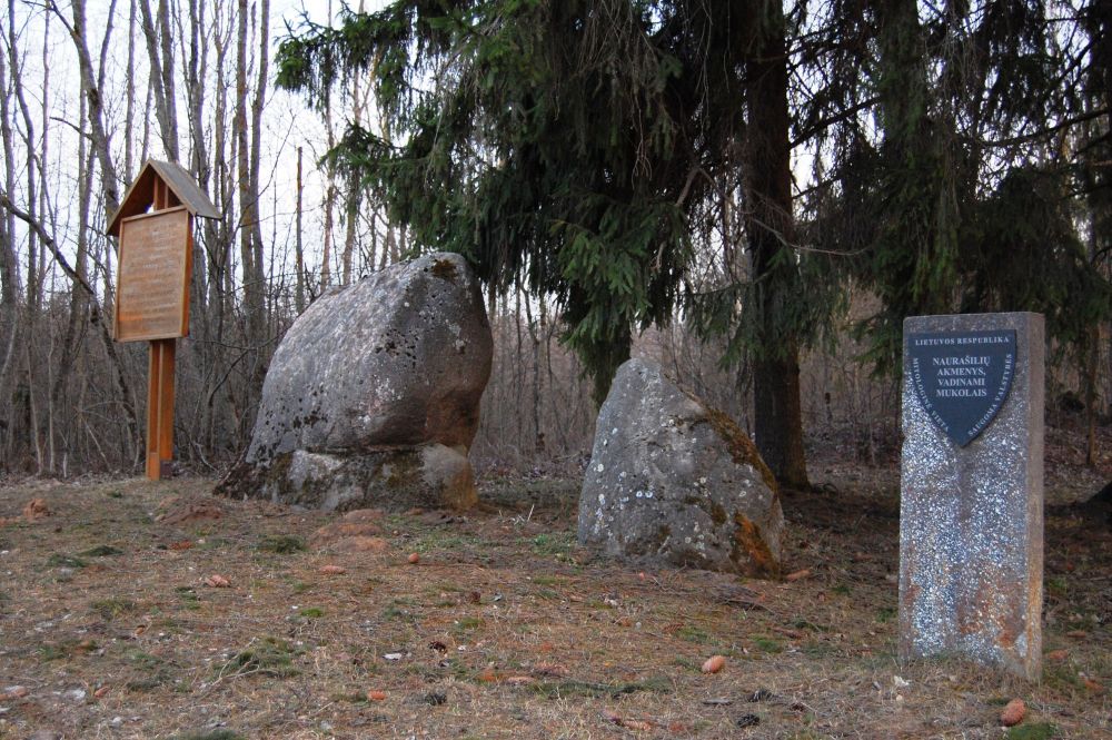 Naurašilių mitologiniai akmenys